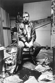 Francis Bacon nel suo studio con carte