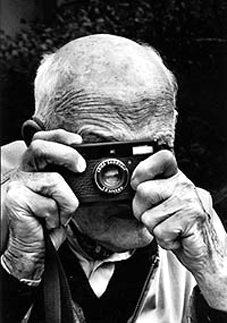 Henri Cartier-Bresson, macchina fotografica in mano